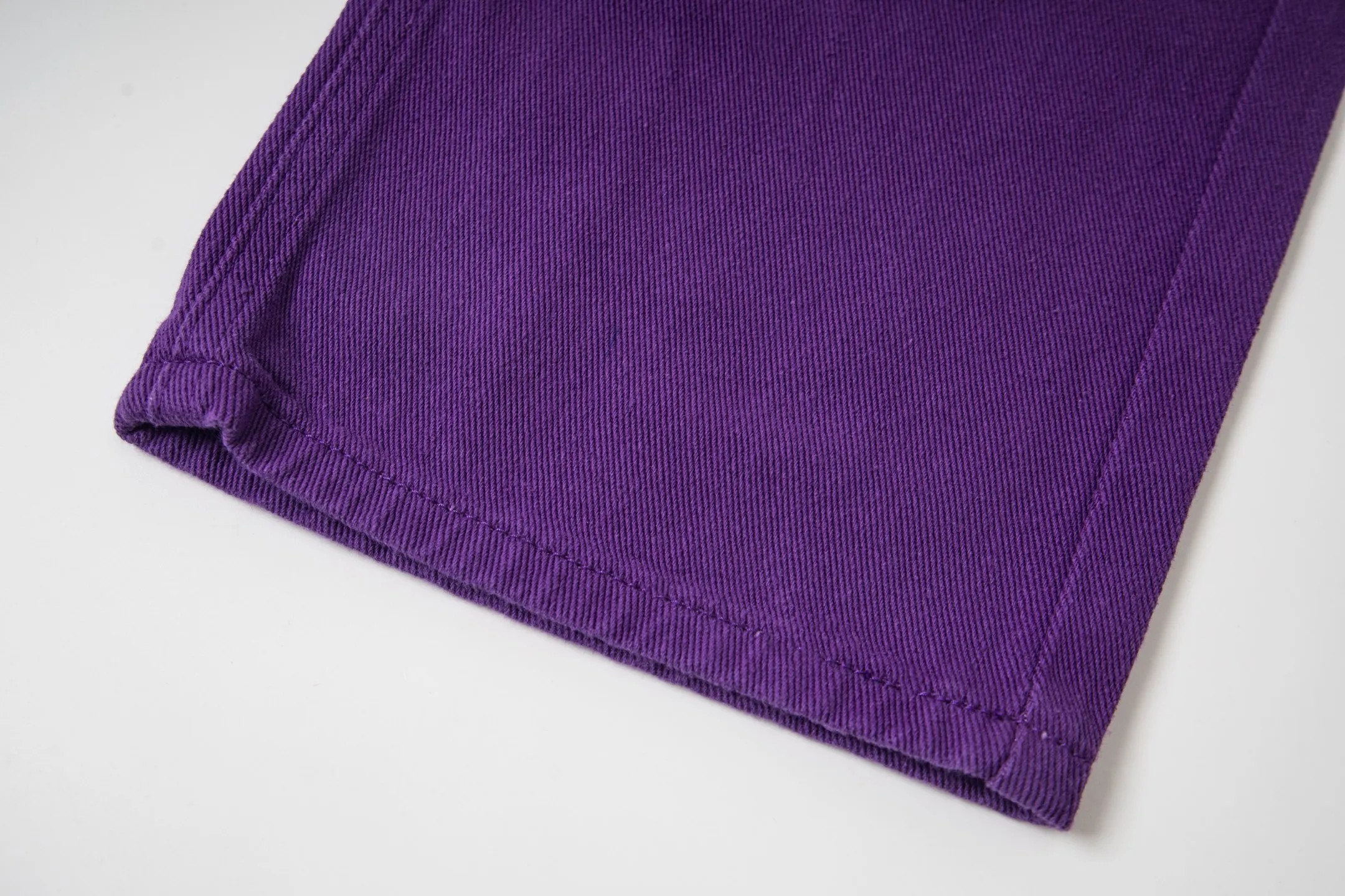 P240 Chrome Hearts Overseas limited edition violet patchwork leather cross hot girl couple jeans are a hot item this season and are sought after by countless celebrities and fashionistas. The neat details of the cutting process add color to the playful fashion! The neat and meticulous design, and the well-fitting structure is unique. The upper body not only has outstanding recognition, but also looks younger and younger. A style with the ultimate wearing meaning and performance, gorgeous color matching, and the craftsmanship of this style is also extremely extraordinary. After the finished product is washed, it is disassembled and hand-made with sheepskin cross leather and then spliced ​​together to complete. The whole piece has too many craftsmanship to describe. It is decorated with patchwork cross flowers and high-waisted washed jeans! ! Absolutely high-end luxury product, a god-level single product, a super popular product, made by top heavy industry, a magic weapon that cannot be missed to hit the streets. Style number: 1837 Size: 28 30 32 34 Color: purple